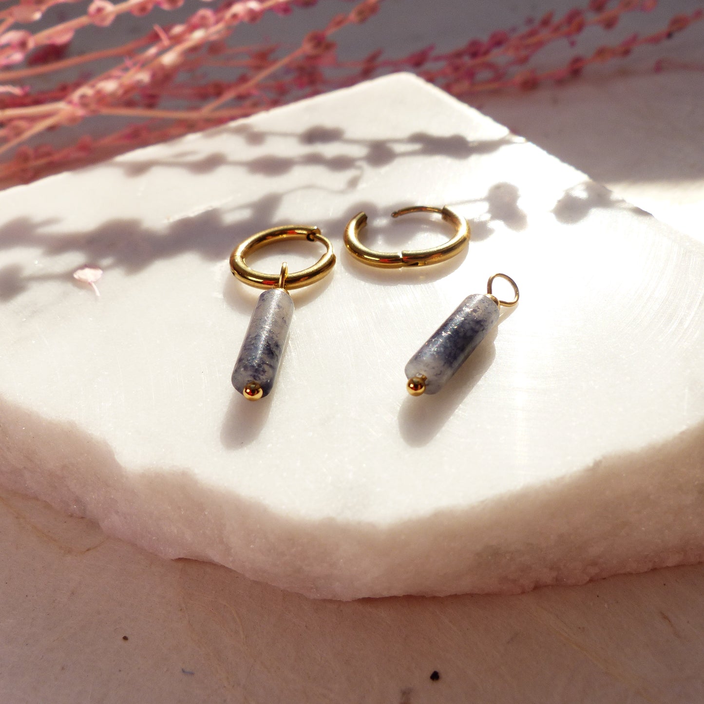 Vergoldete Ringe mit Anhängern aus Koralle, Amazonit, Lapislazuli, Imperial Jaspis und Sodalith