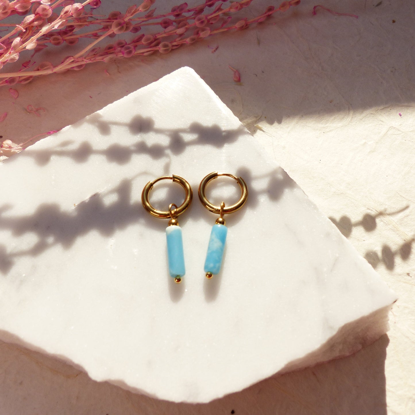 Vergoldete Ringe mit Anhängern aus Koralle, Amazonit, Lapislazuli, Imperial Jaspis und Sodalith