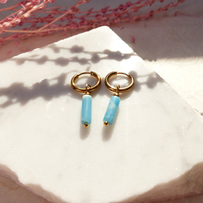 Vergoldete Ringe mit Anhängern aus Koralle, Amazonit, Lapislazuli, Imperial Jaspis und Sodalith