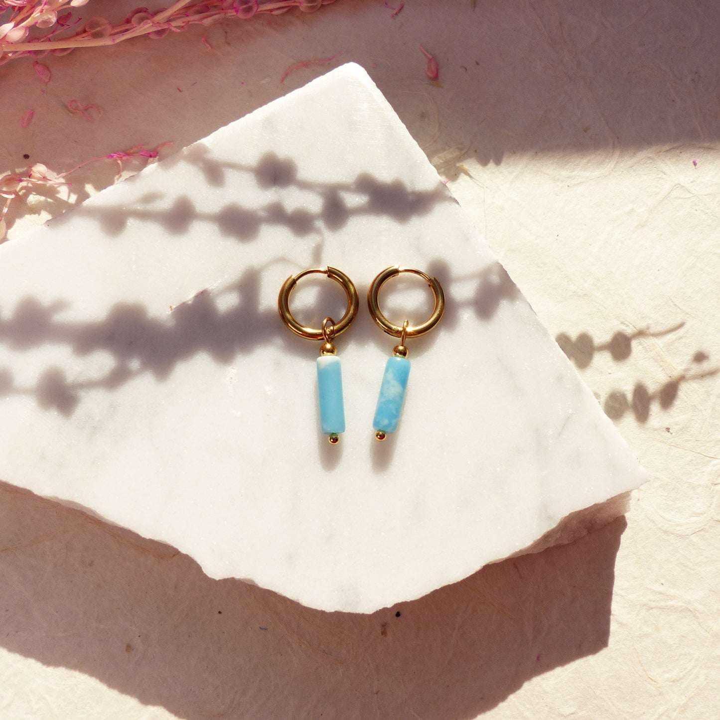 Vergoldete Ringe mit Anhängern aus Koralle, Amazonit, Lapislazuli, Imperial Jaspis und Sodalith