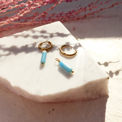 Vergoldete Ringe mit Anhängern aus Koralle, Amazonit, Lapislazuli, Imperial Jaspis und Sodalith