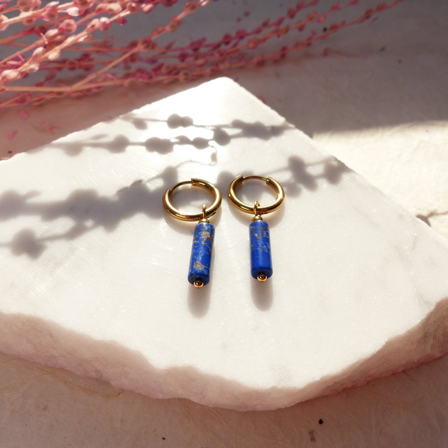 Vergoldete Ringe mit Anhängern aus Koralle, Amazonit, Lapislazuli, Imperial Jaspis und Sodalith