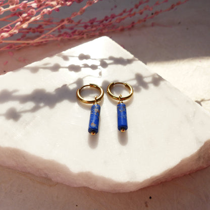 Vergoldete Ringe mit Anhängern aus Koralle, Amazonit, Lapislazuli, Imperial Jaspis und Sodalith