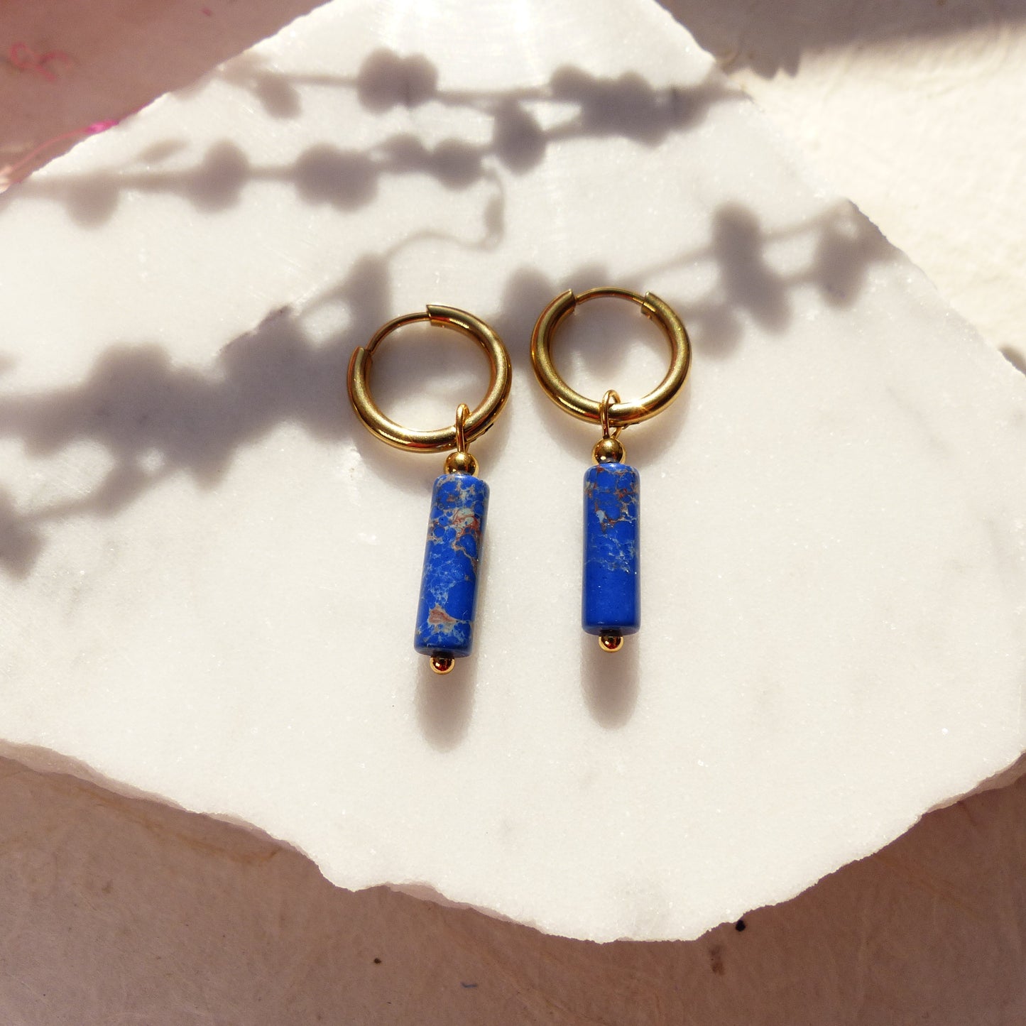 Vergoldete Ringe mit Anhängern aus Koralle, Amazonit, Lapislazuli, Imperial Jaspis und Sodalith