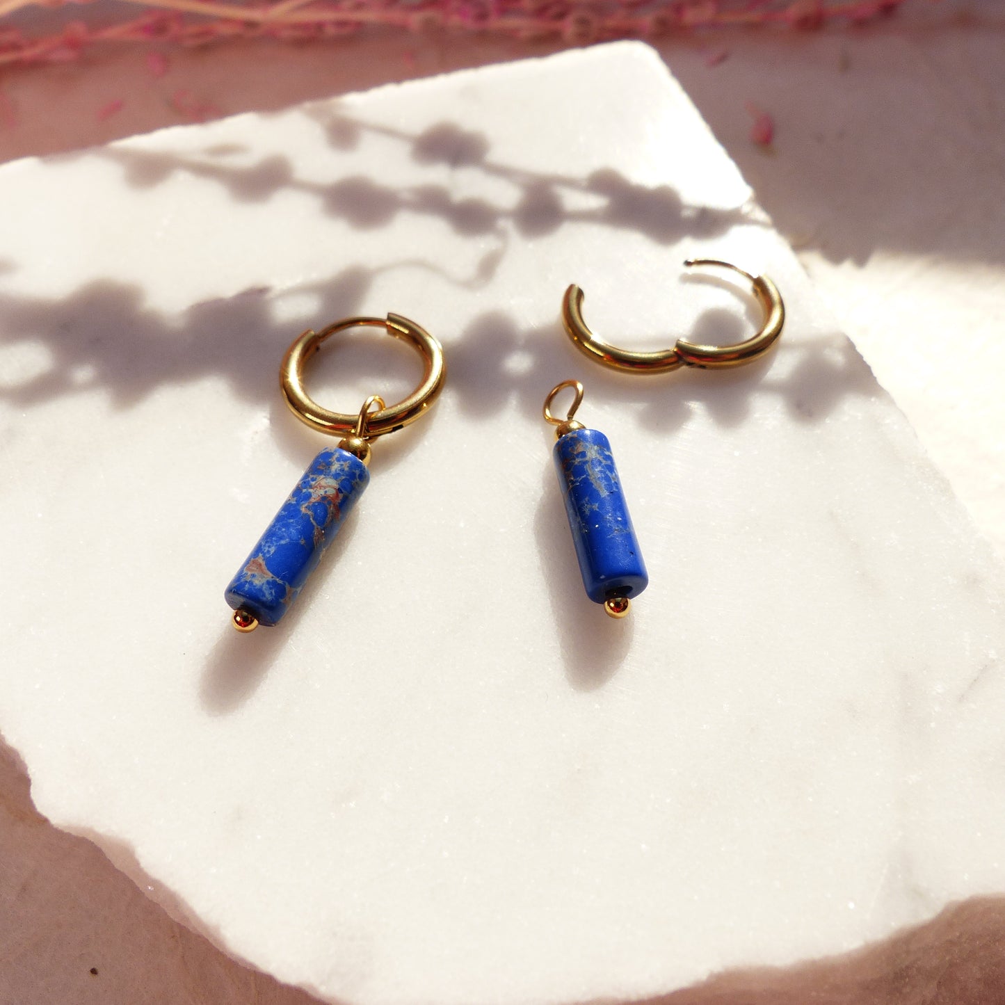 Vergoldete Ringe mit Anhängern aus Koralle, Amazonit, Lapislazuli, Imperial Jaspis und Sodalith