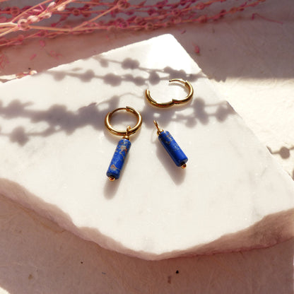 Vergoldete Ringe mit Anhängern aus Koralle, Amazonit, Lapislazuli, Imperial Jaspis und Sodalith