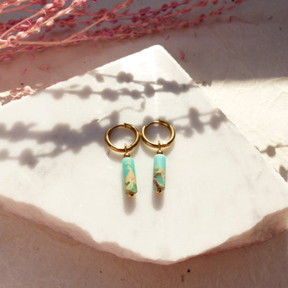 Vergoldete Ringe mit Anhängern aus Koralle, Amazonit, Lapislazuli, Imperial Jaspis und Sodalith