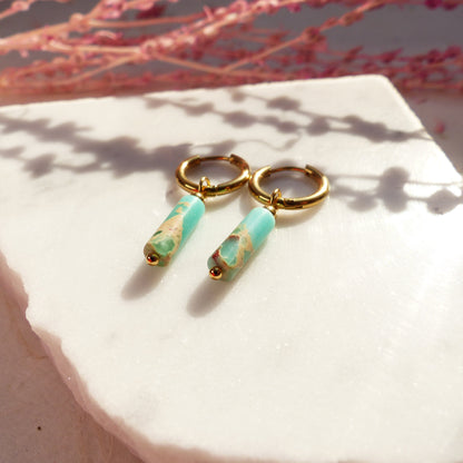 Vergoldete Ringe mit Anhängern aus Koralle, Amazonit, Lapislazuli, Imperial Jaspis und Sodalith