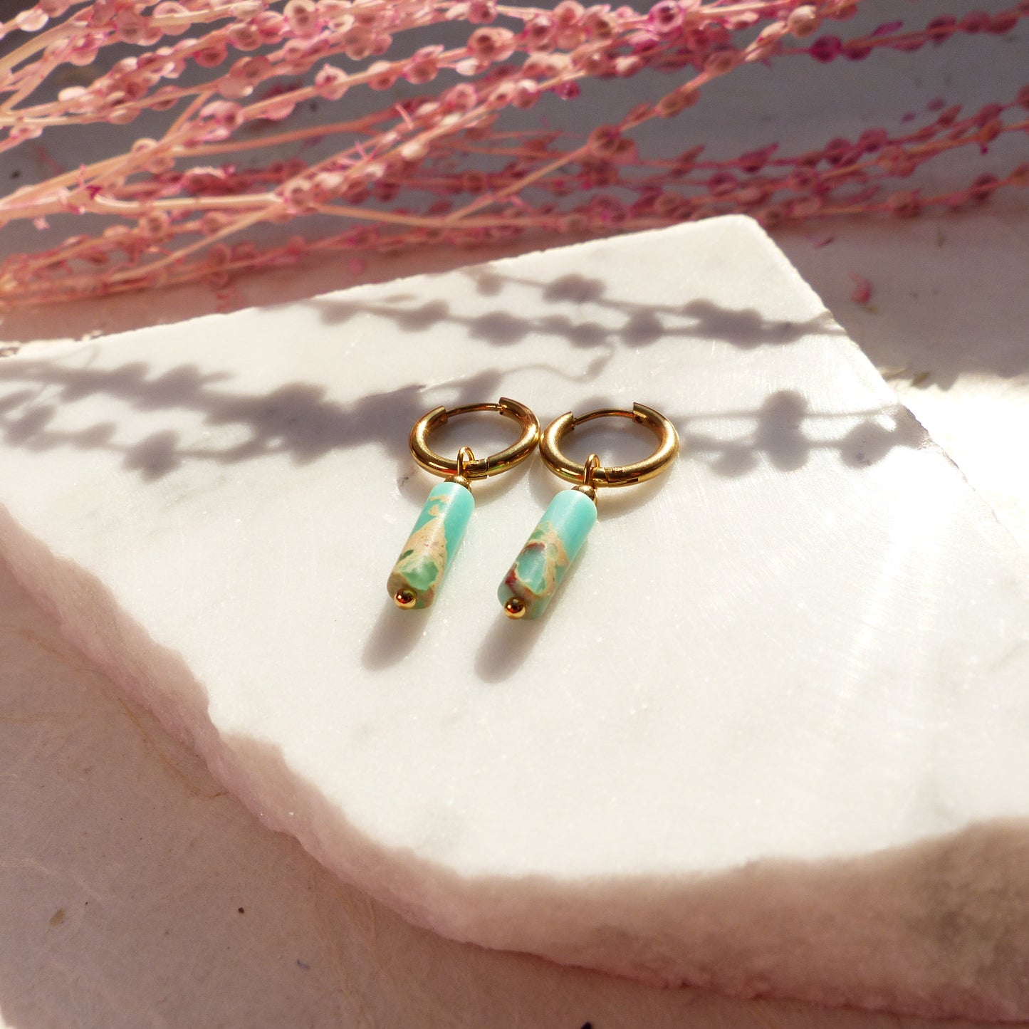 Vergoldete Ringe mit Anhängern aus Koralle, Amazonit, Lapislazuli, Imperial Jaspis und Sodalith