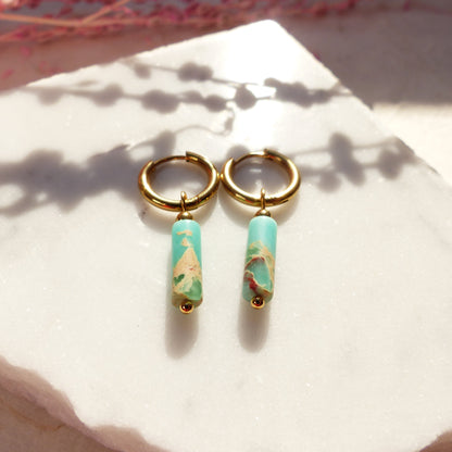 Vergoldete Ringe mit Anhängern aus Koralle, Amazonit, Lapislazuli, Imperial Jaspis und Sodalith