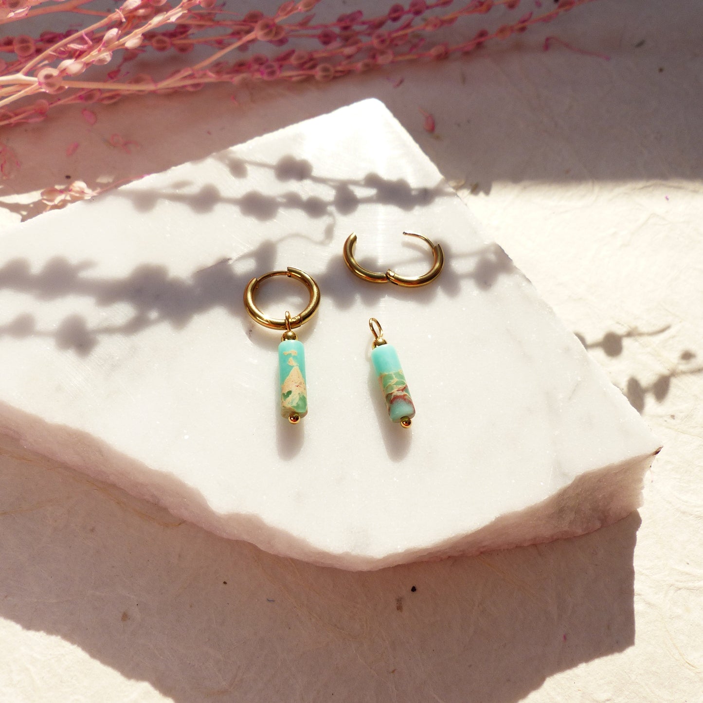 Vergoldete Ringe mit Anhängern aus Koralle, Amazonit, Lapislazuli, Imperial Jaspis und Sodalith