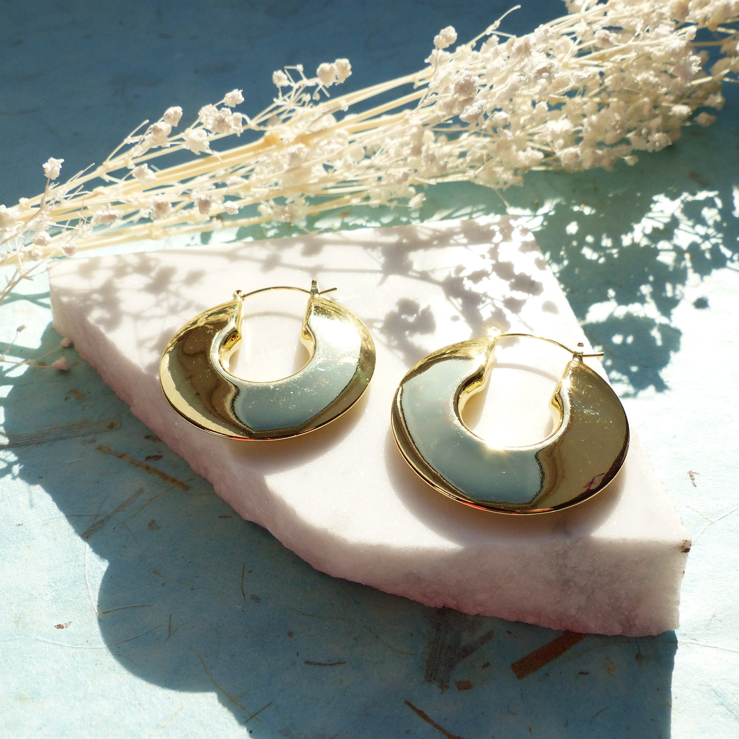 Strahlende goldene Halbmond Kreolen