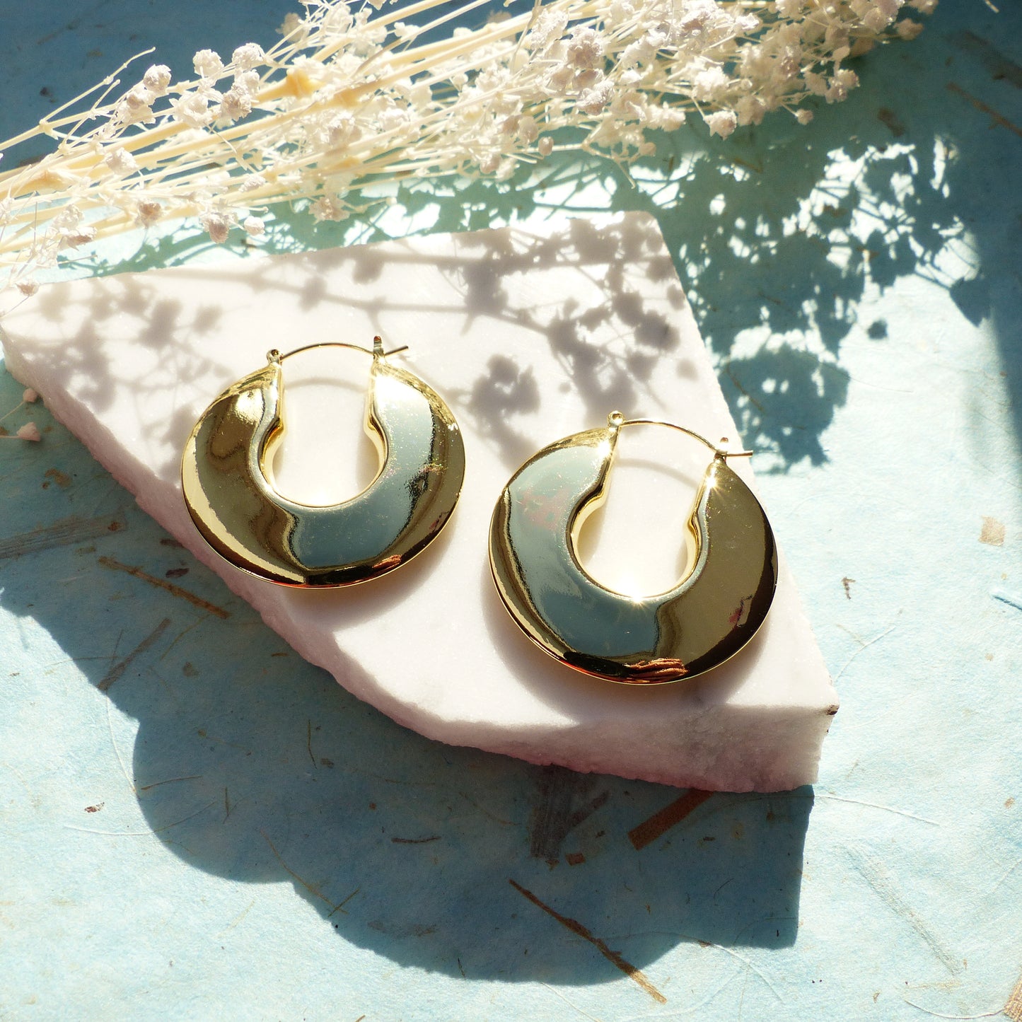 Strahlende goldene Halbmond Kreolen