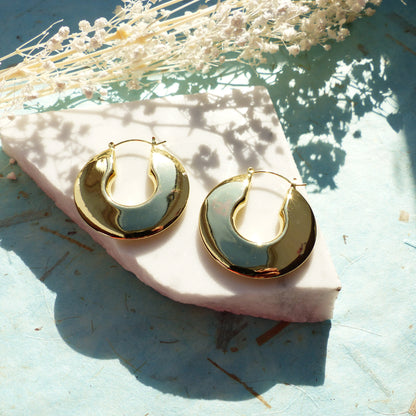 Strahlende goldene Halbmond Kreolen