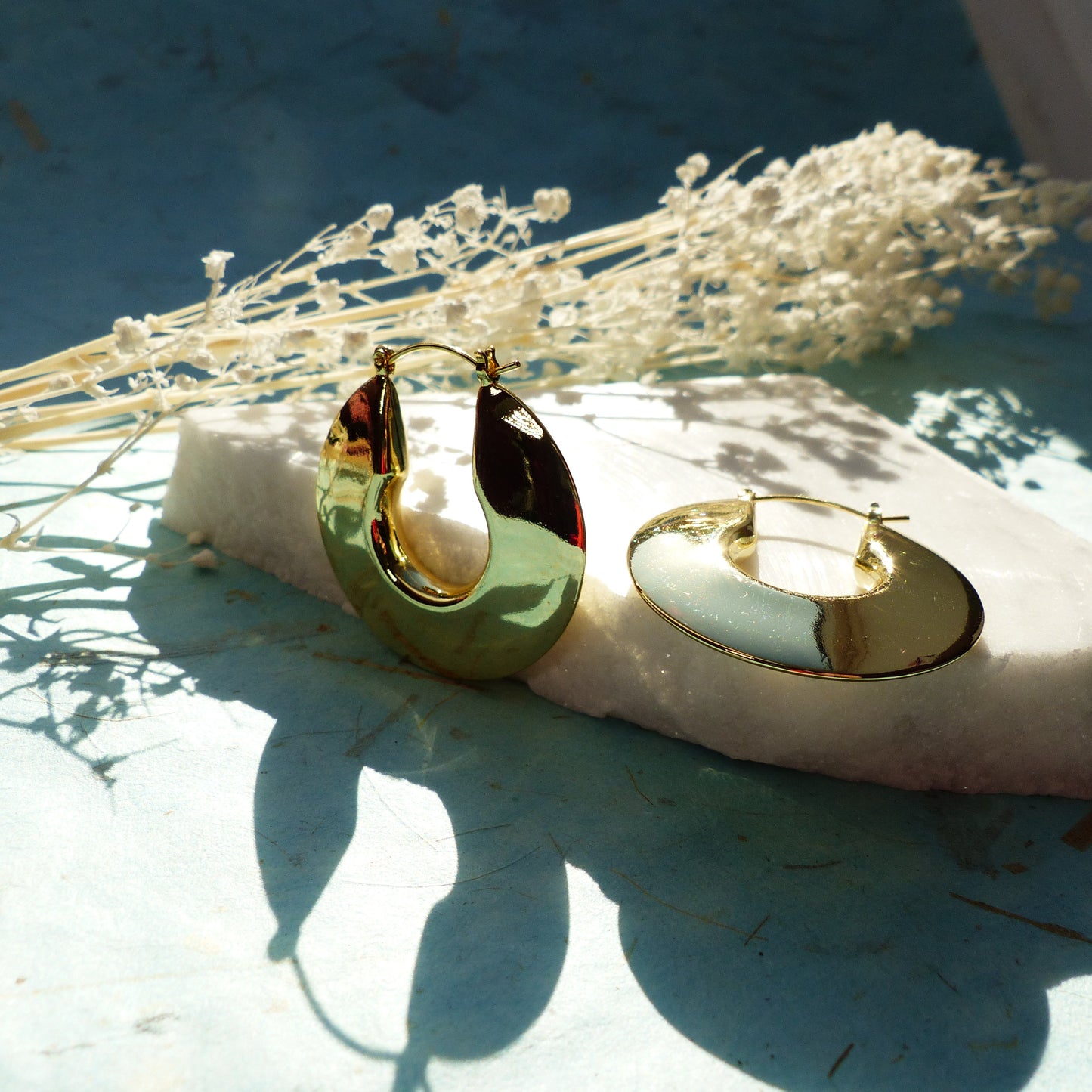 Strahlende goldene Halbmond Kreolen