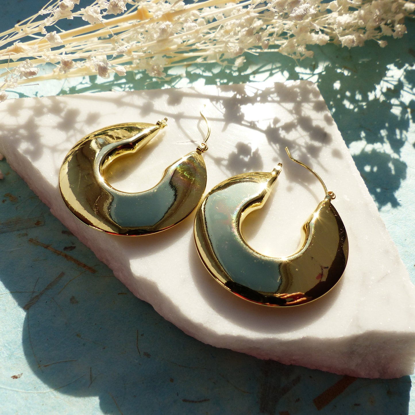 Strahlende goldene Halbmond Kreolen