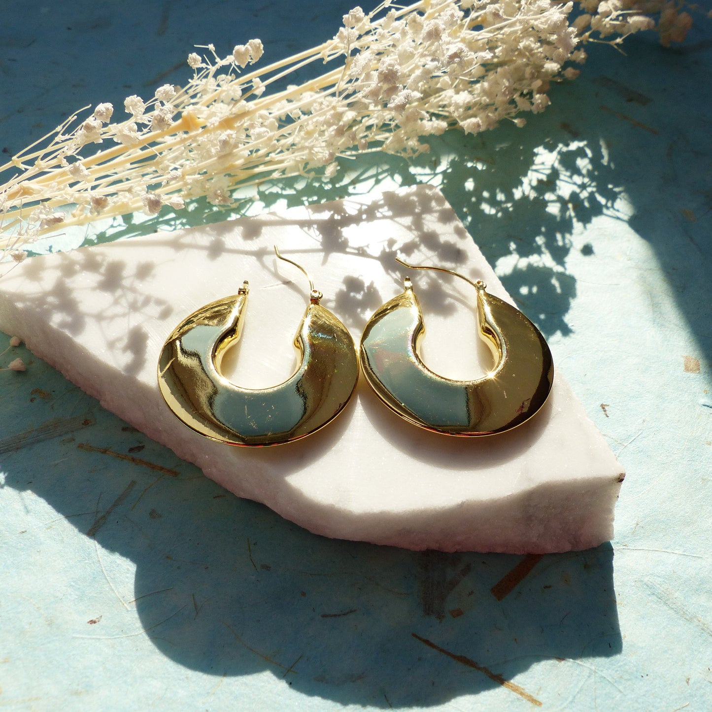 Strahlende goldene Halbmond Kreolen