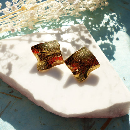 Schraffierte Goldplättchen mit Stecker