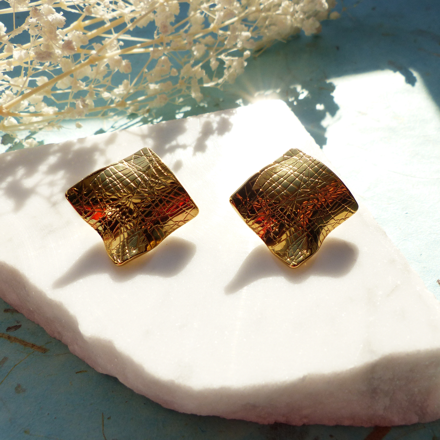 Schraffierte Goldplättchen mit Stecker