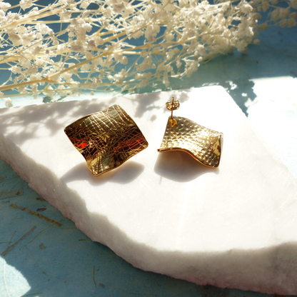 Schraffierte Goldplättchen mit Stecker