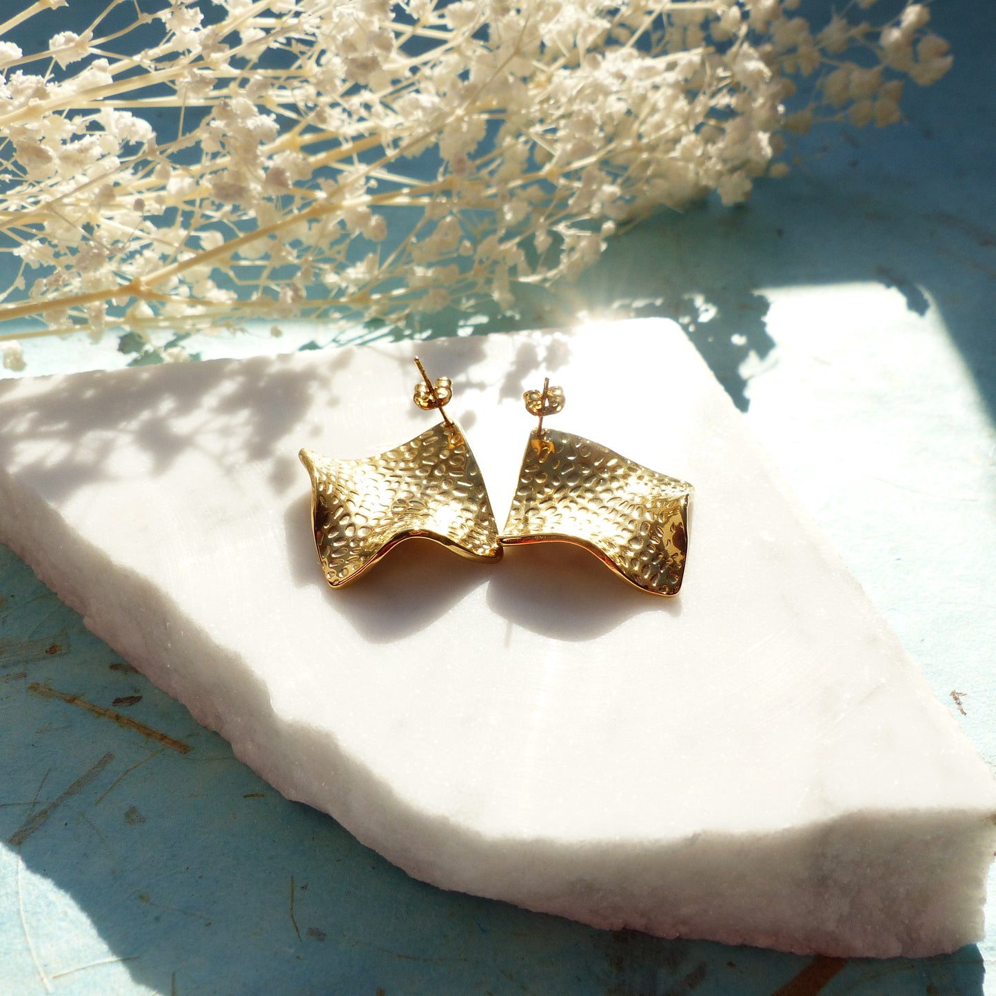 Schraffierte Goldplättchen mit Stecker