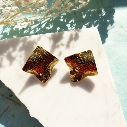 Schraffierte Goldplättchen mit Stecker