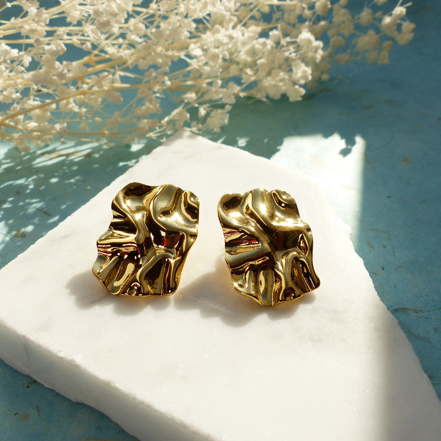 Zerknitterte Goldplättchen-Ohrringe