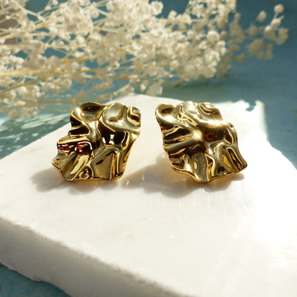 Zerknitterte Goldplättchen-Ohrringe