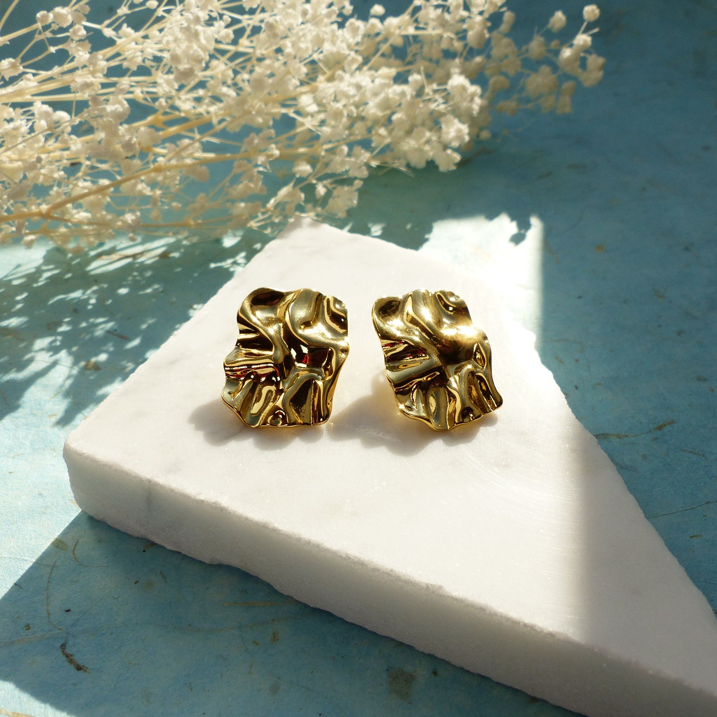 Zerknitterte Goldplättchen-Ohrringe