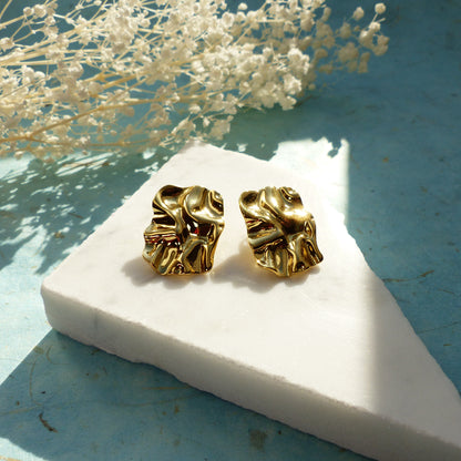 Zerknitterte Goldplättchen-Ohrringe