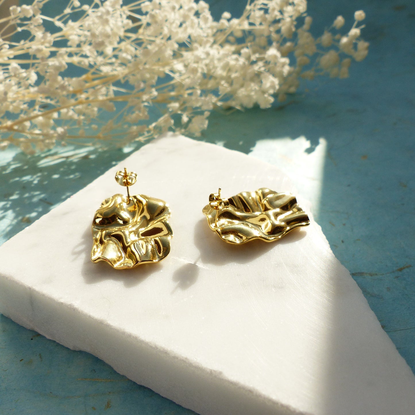 Zerknitterte Goldplättchen-Ohrringe