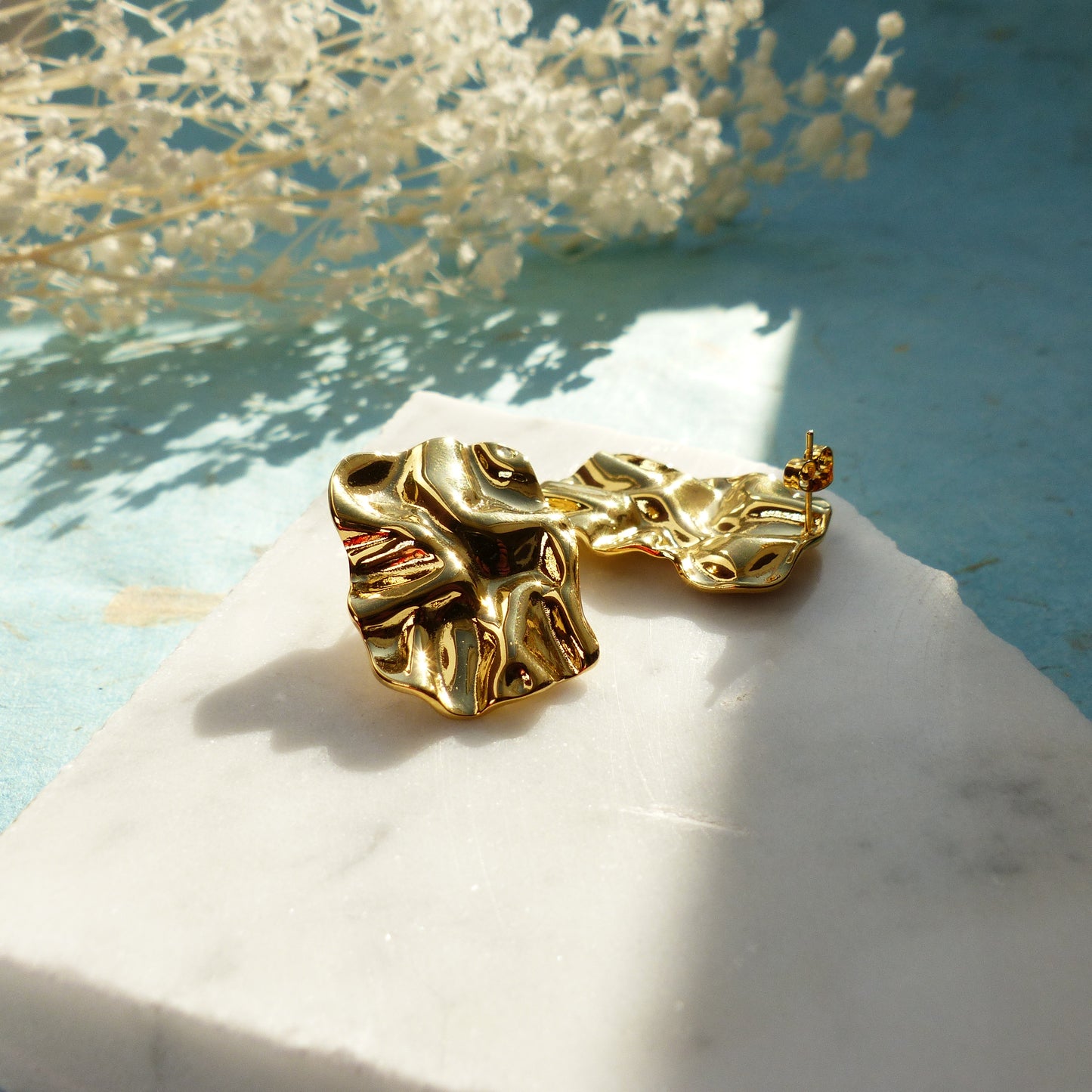 Zerknitterte Goldplättchen-Ohrringe