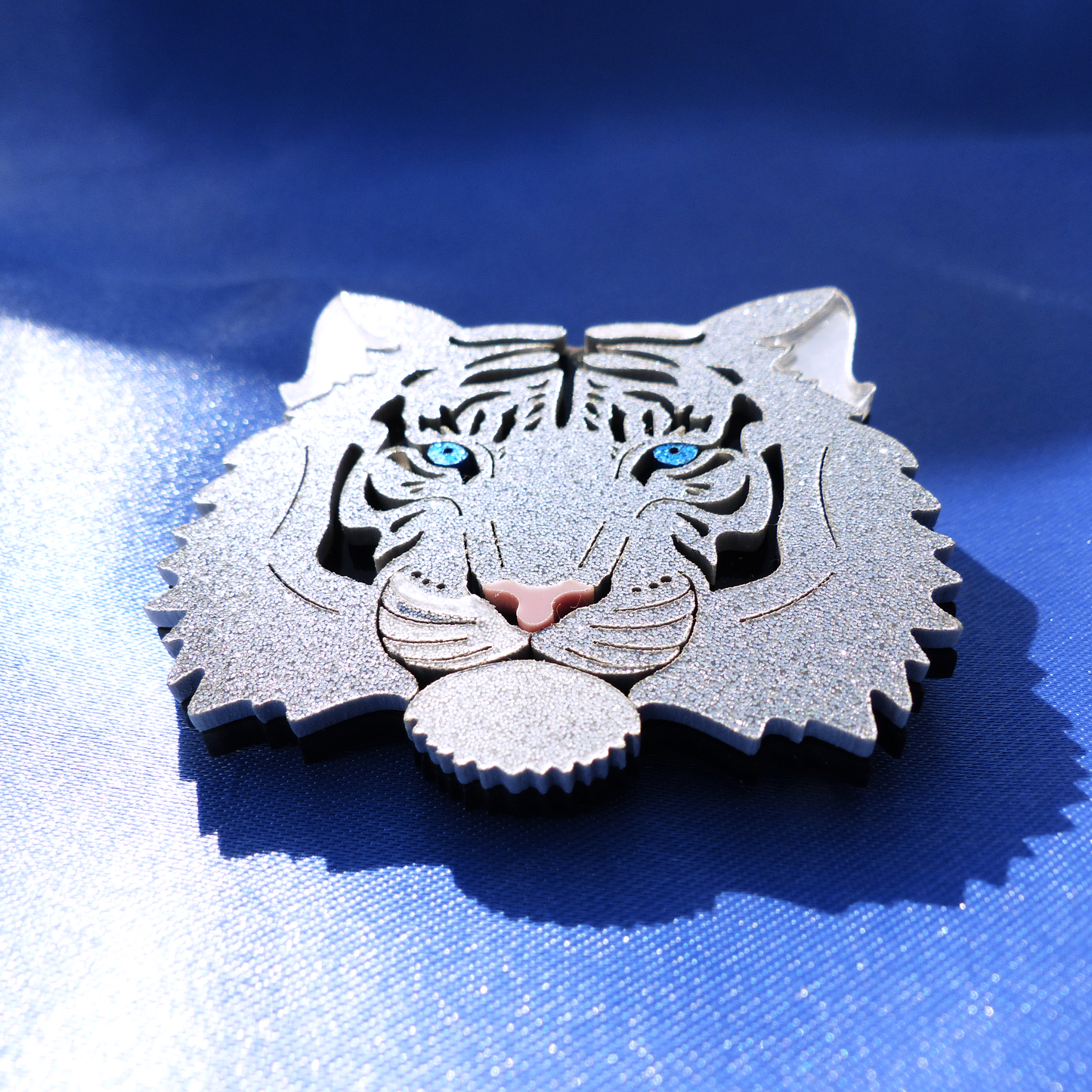 Tiger Brosche – Silber mit Blauen Augen