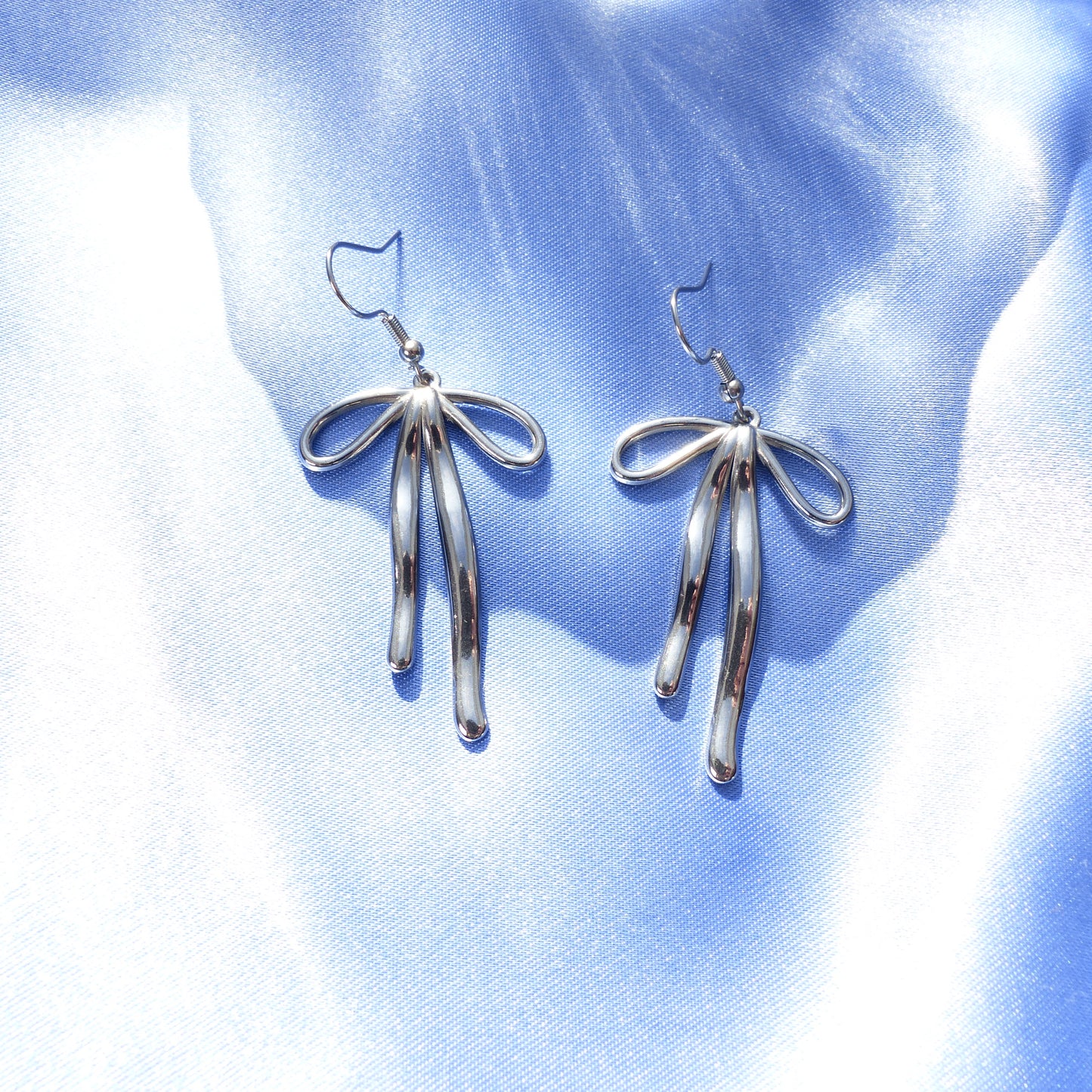 Schleifen-Ohrringe in Gold und Silber