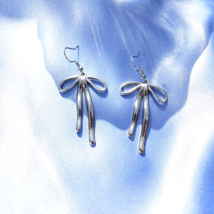 Schleifen-Ohrringe in Gold und Silber