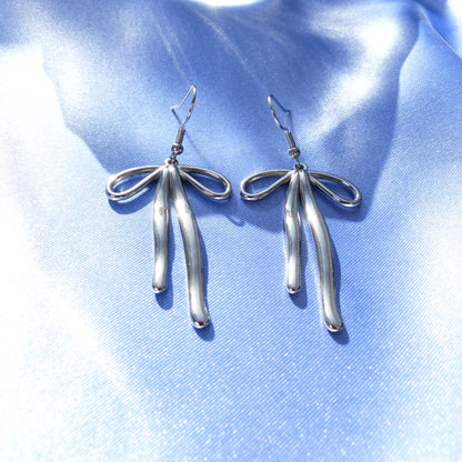 Schleifen-Ohrringe in Gold und Silber