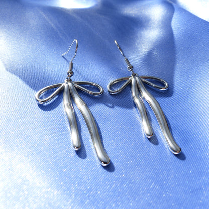 Schleifen-Ohrringe in Gold und Silber