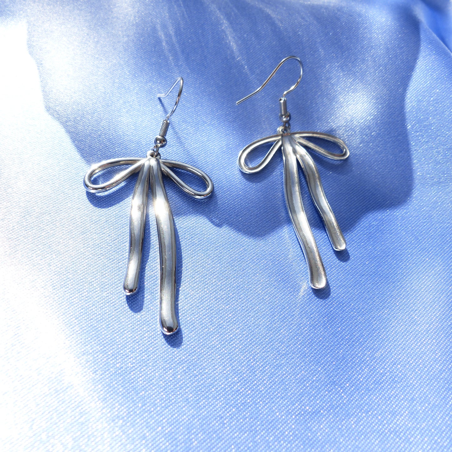 Schleifen-Ohrringe in Gold und Silber