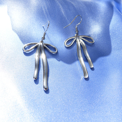 Schleifen-Ohrringe in Gold und Silber