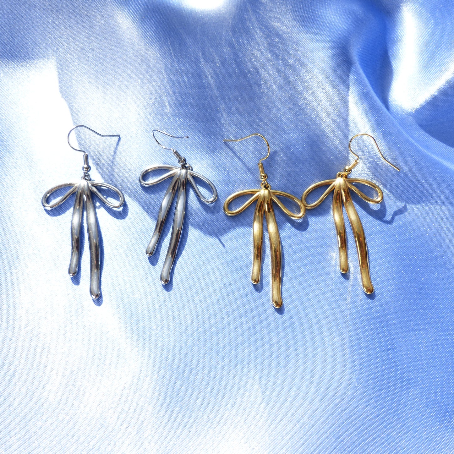 Schleifen-Ohrringe in Gold und Silber