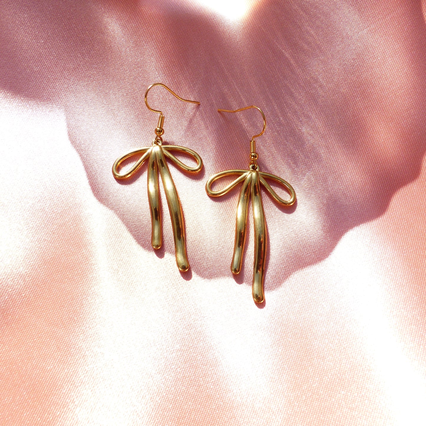 Schleifen-Ohrringe in Gold und Silber