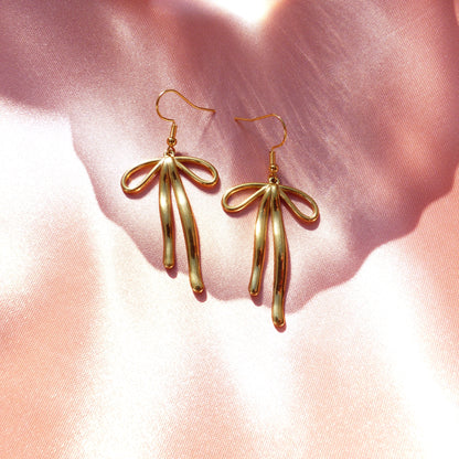 Schleifen-Ohrringe in Gold und Silber