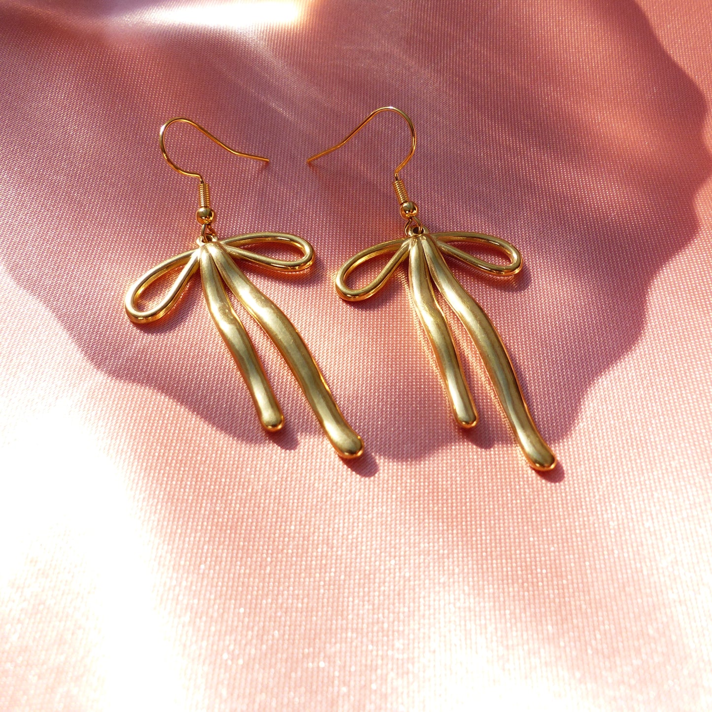 Schleifen-Ohrringe in Gold und Silber