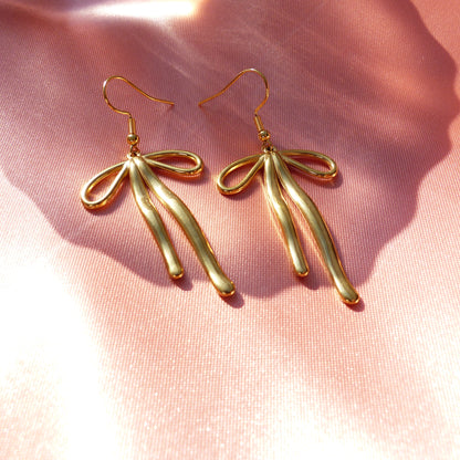 Schleifen-Ohrringe in Gold und Silber