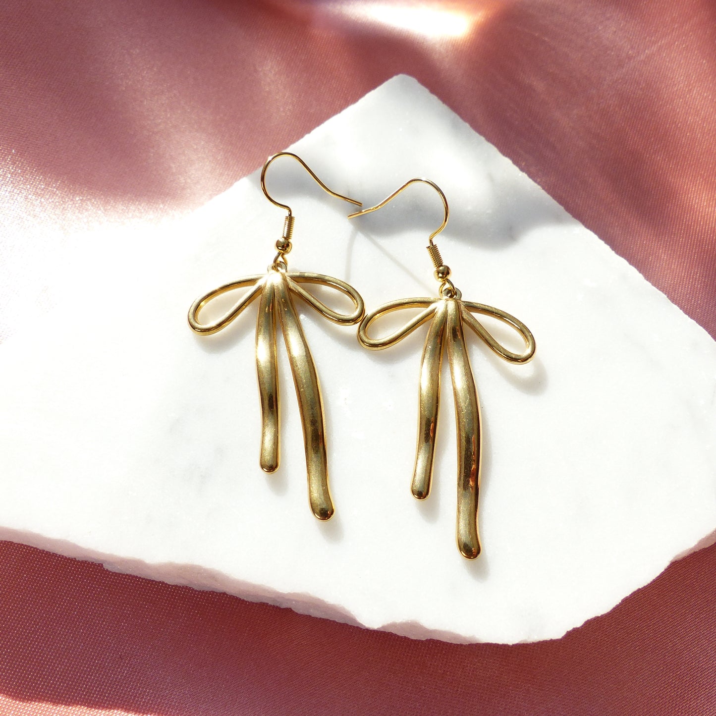 Schleifen-Ohrringe in Gold und Silber