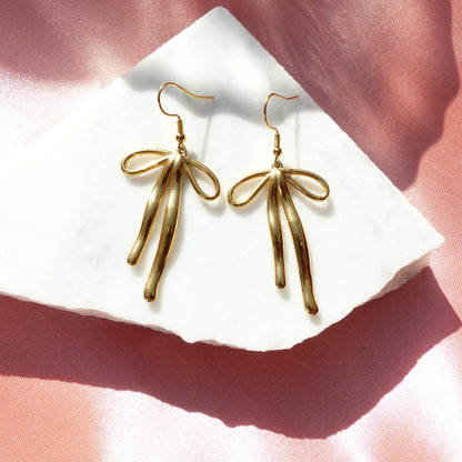 Schleifen-Ohrringe in Gold und Silber