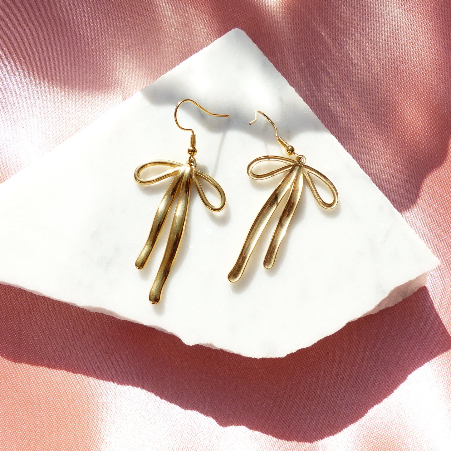 Schleifen-Ohrringe in Gold und Silber