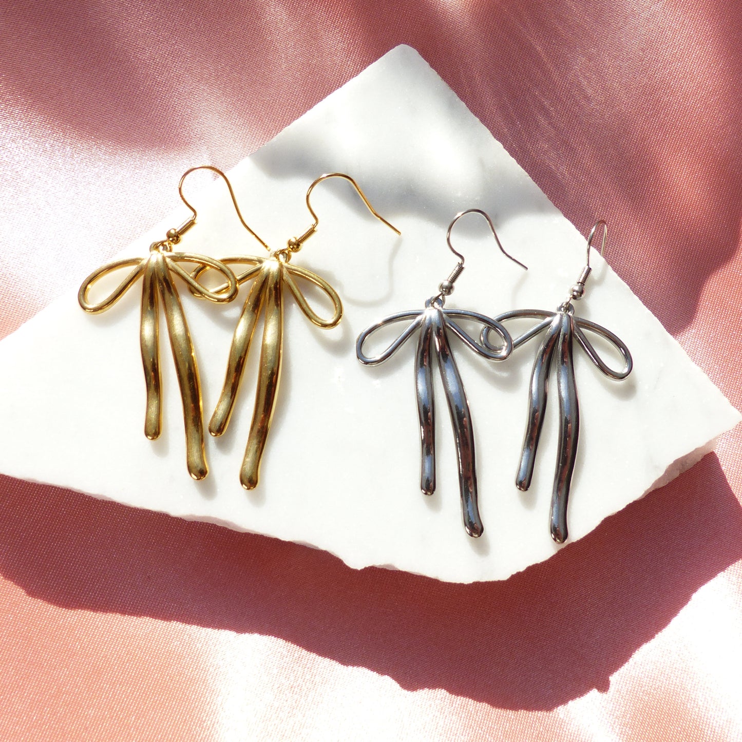 Schleifen-Ohrringe in Gold und Silber