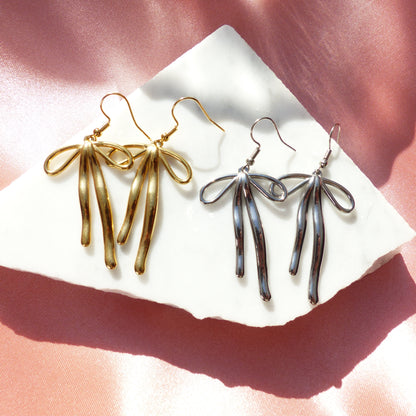 Schleifen-Ohrringe in Gold und Silber