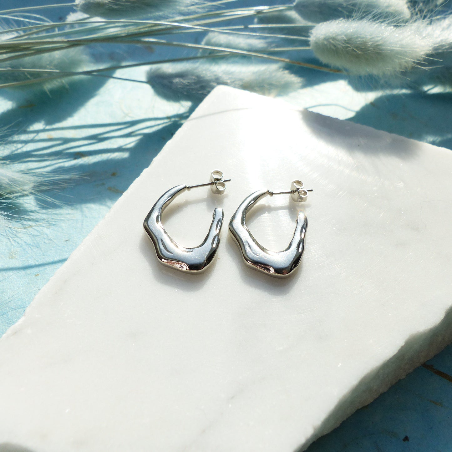 Organische Silberhaken-Ohrringe aus Edelstahl